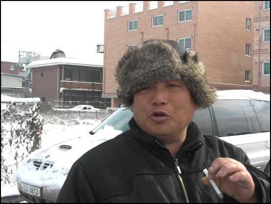 여주군청 환경미화원 김기성씨는 눈발이 날리는데도 열심히 쓰레기를 치우고 있었다.