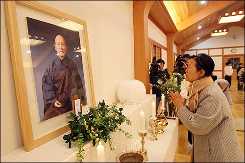 법정 스님이 입적한 11일 서울 성북동 길상사 설법전에 마련된 분향소에서 신도들이 분향하고 있다. 