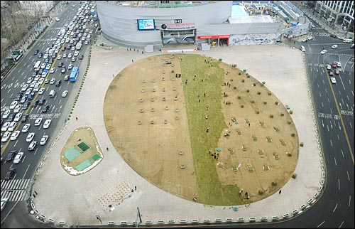 12일 오전 서울광장에서 서울시 관계자들이 봄을 맞아 잔디를 식재 하고 있다.