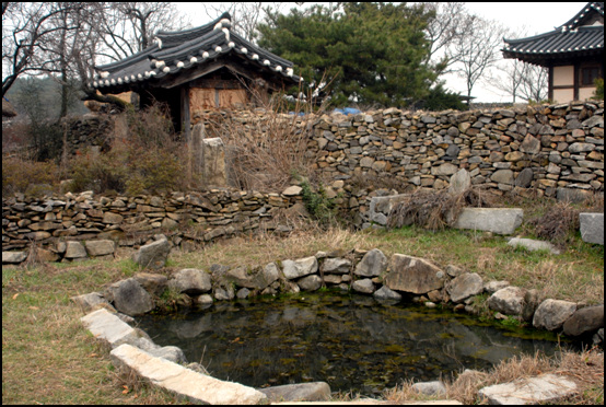 일각문 옆에는 돌담 앞에 작은 연못이 하나 마련되어 있다. 