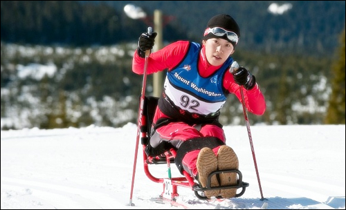 좌식스키를 타고 있는 서보라미 선수 이번 밴쿠버 동계 패럴림픽의 크로스컨트리 종목에 도전하는 서보라미 선수는 지난 2004년 계단에서 넘어져 척수장애 지체1급 판정을 받았었다.