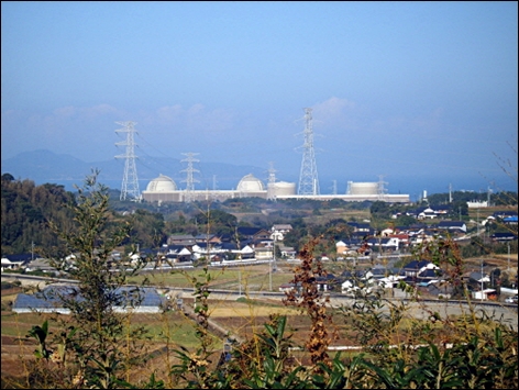 규슈지역 사가현 겐카이쵸에서 운전 중인 겐카이 원자력발전소. 지난해 우라늄 원자로에서 우라늄과 플루토늄의 혼합산화물을 태우는 '플루서멀'발전이 11월 5일 임계, 12월 3일부터 영업운전을 개시했다. 플루서멀 발전은 기존 우라늄 발전에 비해 위험성이 더 크다.