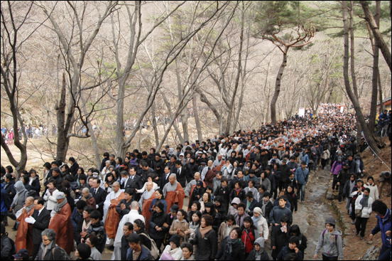인산인해를 이룬 조문인파. 경찰 추정 약 2만 5천명이 운집했다고 합니다. 