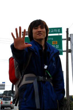 테라시타씨와 함께 안중근 의사의 평화의 뜻을 기리며 걷고 있는 박두헌군.