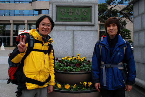  지난 8일 정읍 시청 앞에서 하루 일정을 마치며 찍은 사진. 테라시타씨와 박두헌 군은 14일 오전 공주를 출발, 천안 용인 등을 거쳐 24일 서울 안중근 의사 기념관에 도착할 예정이다. 