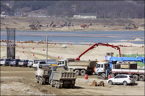 지난 3월 13일 낮 4대강 사업 한강 4공구 경기도 여주 남한강 '여주보' 공사현장.