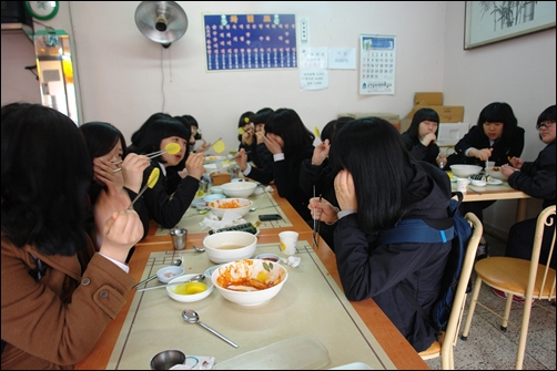 학급 간부 단합대회   우리반 학급 임원과 모둠장들, 그리고 그냥 좋아서 따라온 아이도 몇 있다. 