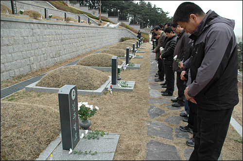  민주노총 경남본부 간부들은 14일 오전 국립3.15민주묘지에 묻혀 있는 열사들의 묘역을 참배했다.