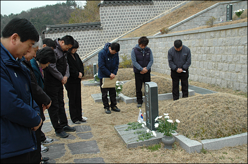  민주노총 경남본부 간부들이 14일 마산 국립3.15민주묘지에 있는 김주열 열사 묘소(가묘)를 참배했다.