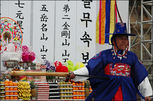  3.15의거희생자유족회는 14일 마산 국립3.15민주묘지 주차장에서 "희생자 대진혼굿"을 열었다.