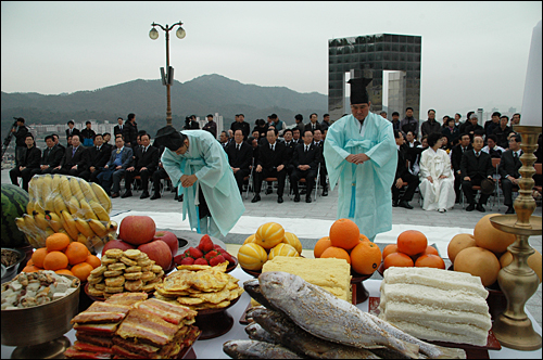  3.15의거희생자유족회는 14일 마산 국립3.15민주묘지에서 "유영봉안소 추모제"를 열었다.