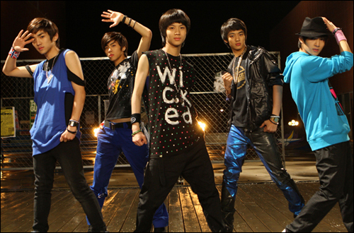 걸 그룹과 인디 음악들의 강세속에 남자 아이돌 그룹 가운데서는 유일하게 최우수 팝 부문 노래분야에 '링딩동'으로 후보에 오른 '샤이니'