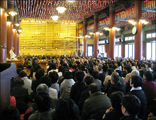 14일 봉은사 일요법회에 참석한 1100여명의 신도들이 명진스님의 법문을 듣고 있다.