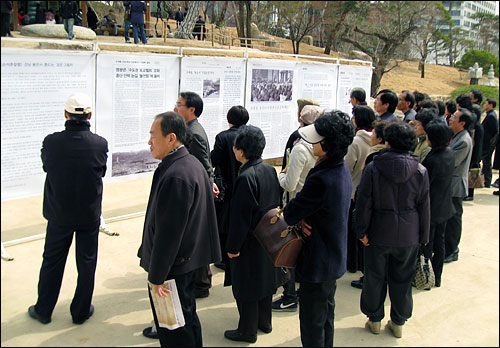 14일 오전 봉은사 법왕루 앞, 대형 전시판에 대한불교 조계종 총무원(총무원장 자승)이 봉은사를 특별분담금사찰에서 직영사찰로 전환했다는 내용의 신문 기사 여러 편이 크게 붙어 있다.