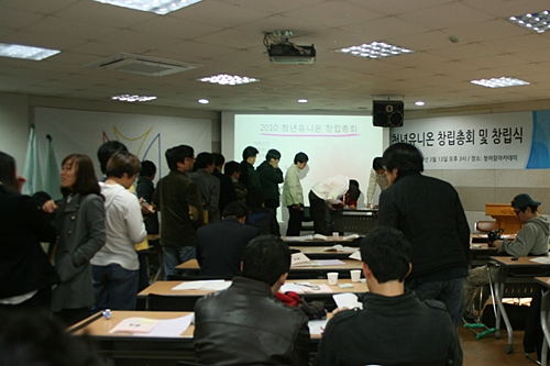 임원진 선출 투표를 진행하는 조합원들.