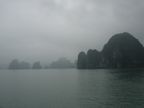 하롱베이에는 약 3,000여개의 섬이 있다.