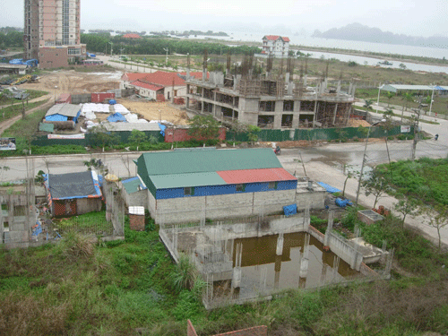 숙소에서 내려다 본 베트남 집들.