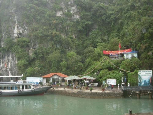하롱베이에 있는 천궁 동굴 선착장.