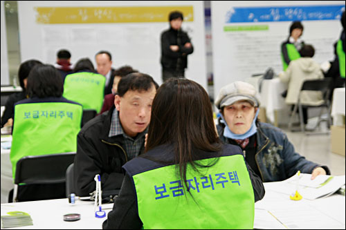 15일 서울 송파구 문정동 가든파이브에 마련된 위례신도시 보금자리주택 생애최초 특별공급 청약접수처에서 청약예정자들이 상담을 받고 있다.