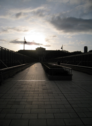 길 끝 정중앙에 보이는 건물이 오사카시립미술관 