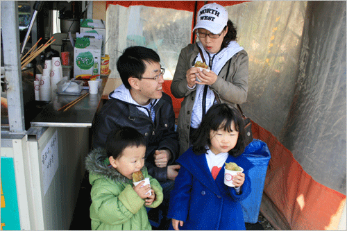 광주에서 왔다는 최 수진(6)이네 가족이 호떡을 맛있게 먹고 있다.