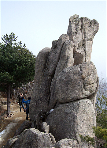  기묘하게 생긴 거대한 바위 앞에서 사진 찰칵~　