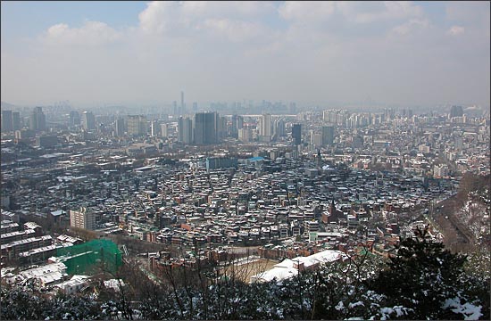 순환로 전망대에서 바라본 풍경. 희끗희끗 눈에 덮인 서울 시내.