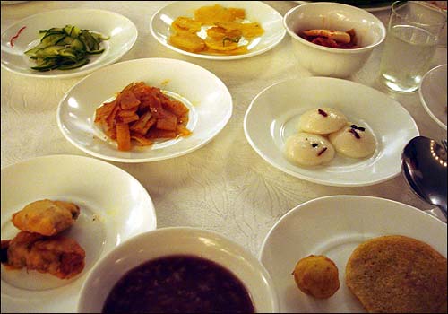 2007년 금강산에서 맛본 북한의 담백한 저녁 식사.
