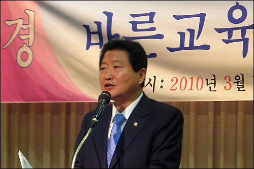 16일 오전 서울 명동 은행연합회관에서 열린 '바른교육국민연합' 출범식에서 안상수 한나라당 원내대표가 축사를 하고 있다. 