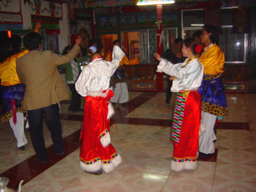 티베트 전통무용을 추는 밍뮹마을의 티베트인들