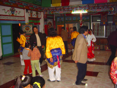 온 가족이 어울려 티베트 전통춤을 추는 모습. 나라는 잃었지만 전통문화는 전수되고 있다.