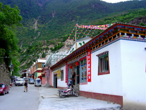 메리설산 밑의 작은 티베트 마을 밍융빈촨