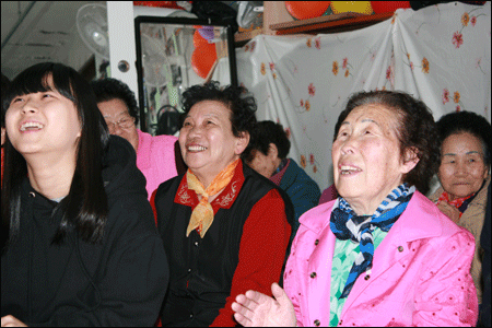   웃으며 노래하는 율곡 노인정 할머니들과 함께