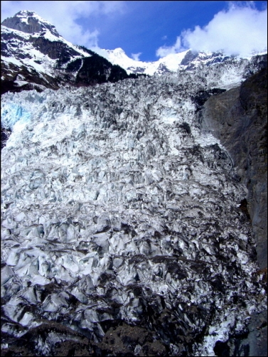 한반도의 지형을 닮은 메리설산의 빙하
