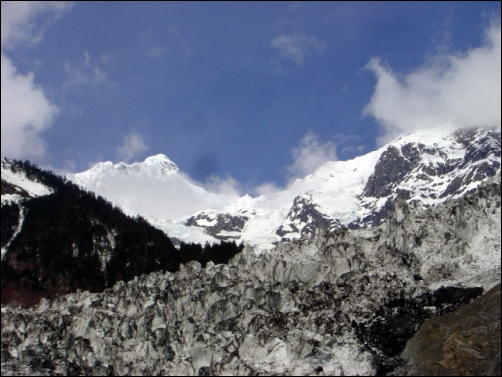 메리설산에서 흘러내리는 빙하는 나라를 잃은 티베트인들의 눈물처럼 보인다.