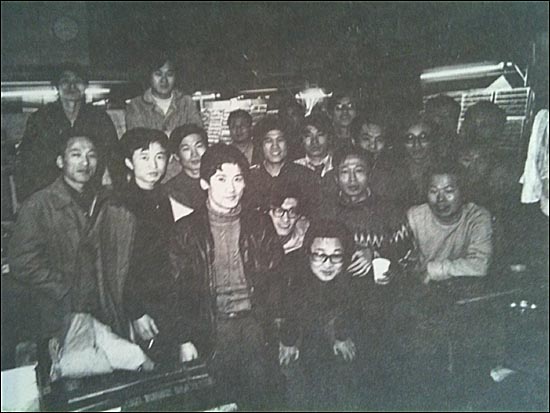 동아투위 관계자들이 1975년 2층 공무국에서 단식중 찍은 사진. 앞줄 가운데 구부린 자세로 검은 안경을 쓴 서른살의 정연주. 그 왼쪽에 서있는 이가 고 성유보 선생.