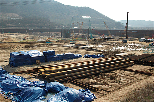 4대강정비사업 낙동강 18공구 함안보 건설 공사가 한창이다.