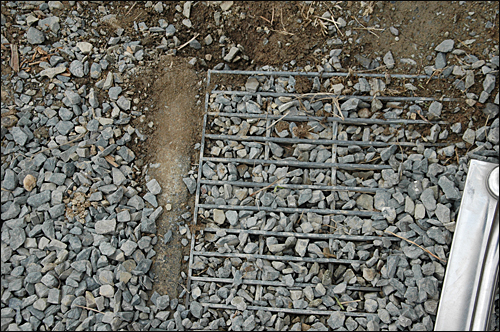 우포늪 둘레길에 과거 설치해 놓았던 배수관으로 전혀 관리가 되지 않은채 돌과 흙으로 덮여 있다.