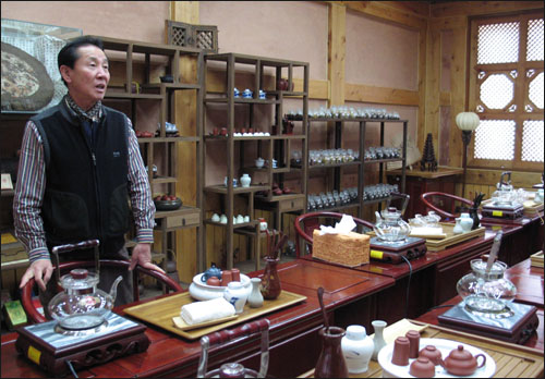 김석주 향원당 이사장이 중국다례 체험방에서 중국의 다례에 대해 설명하고 있다.