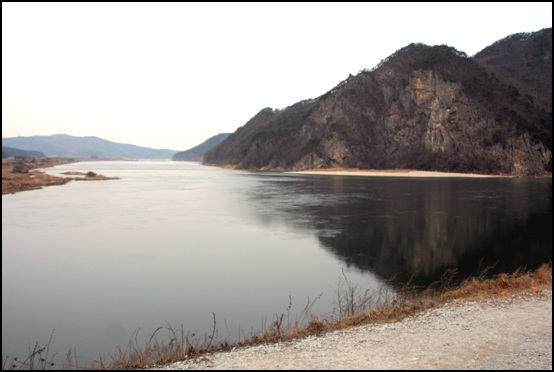 섬강과 남한강이 만나는 지점에 흥운창이 있었다. 앞으로 보이는 물길이 여주로 흘러가는 남한강이다.