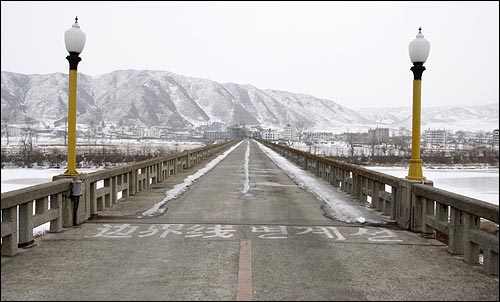 길림성 연변조선족자치주 도문시와 함경북도 온성군 남양시를 이어주는 도문대교. 다리 한가운데 중국과 북한의 경계를 표시하는 '변계선' 글씨가 바닥에 적혀 있다.
