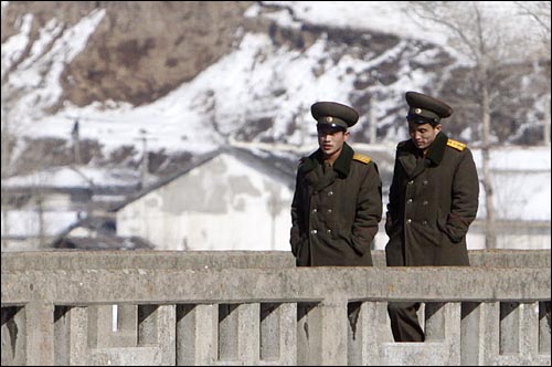 도문대교를 걸어서 중국으로 넘어온 북한군들.
