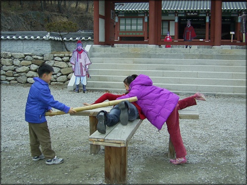 드라마 <불멸의 이순신>을 촬영했던 부안영상테마파크에서 엄마에게 곤장을 치는 장면을 연출하는 아이들. 아이가 초등학교 3학년 때 모습.