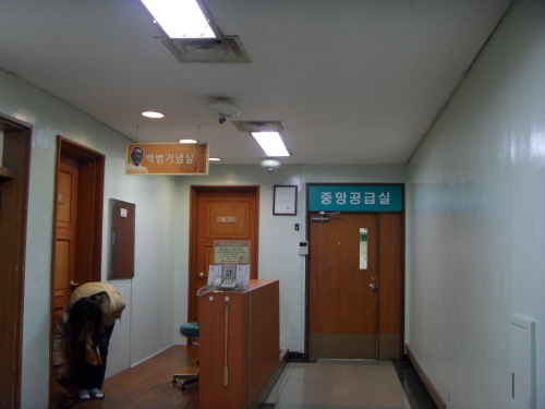 복원되어 있는 경교장 2층 입구. 오른 쪽 정면에 보이는 문은 병원으로 연결되어 있는 듯하다.  