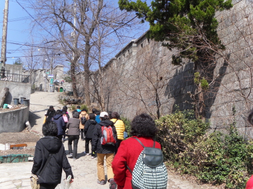 인왕산 서울성곽. 위의 갈림길에서 직진하면 인왕산 성곽 길로 오르는 길이고, 오른 쪽으로 걸어 내리면 사직단이 있는 사직공원이 나온다.