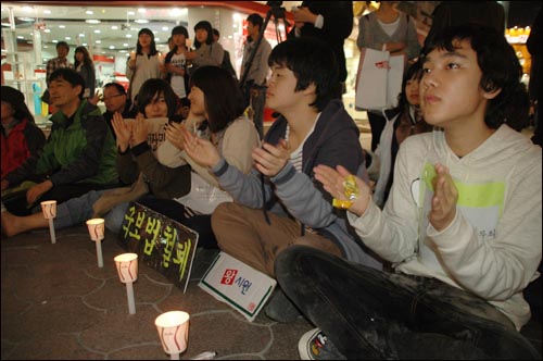 간디학교 학생들은 20일 진주 차없는거리에서 국가보안법 철폐를 외치며 촛불을 밝혔다. 
