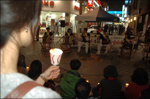시민들이 촛불을 들고 20일 오후 진주 차없는거리에서 열린 국가보안법 철폐 촛불문화제를 지켜보고 있다. 
