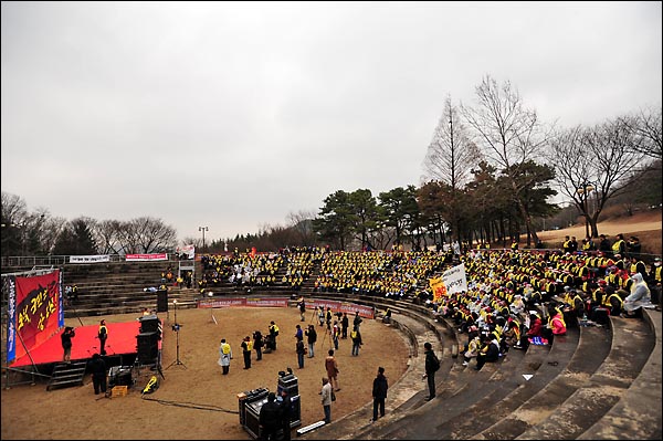 20일 오후. 전국공무원노동조합 출범식이 서울대학교 노천강당에서 열리고 있다.