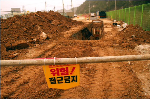 접근금지된 사고 현장 인부 1명이 매몰사고를 당한 신진도 공공하수처리 개선공사 사고현장. 왼쪽의 토사가 붕괴돼 신씨를 덮쳐 참사를 당했다. 