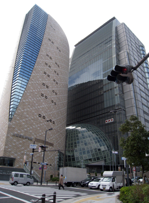 NHK 오사카방송국(오른쪽)과 오사카 역사박물관